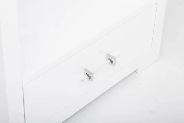 Mesa de consola de cristal gris claro de 3 cajones, Lucas Sideboard jalá Rove Concepts, unidad de entretenimiento de TV de 3 cajones blanca, aparador de cajón Mateer 3 con fondo blanco — Foto de Stock