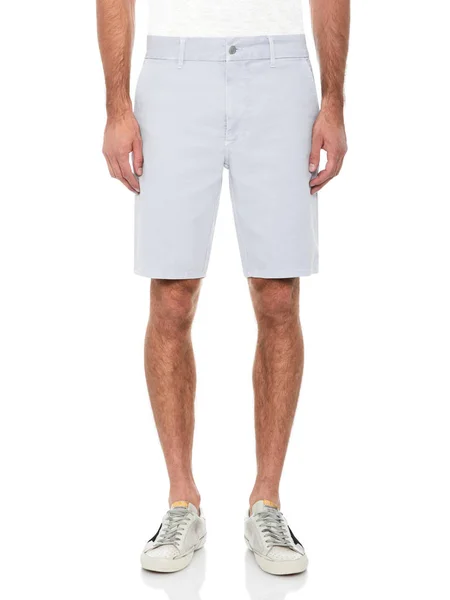 Stylowe szorty dla mężczyzn w połączeniu z białymi butami na kostkę i białym tłem — Zdjęcie stockowe