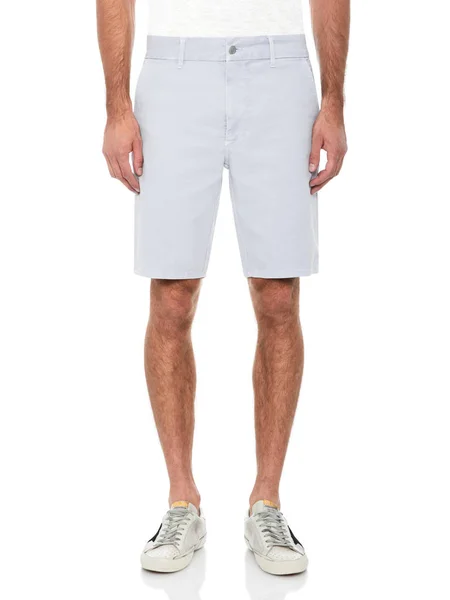 Stylische Shorts für Herren gepaart mit weißen knöchellangen Schuhen und weißem Hintergrund — Stockfoto