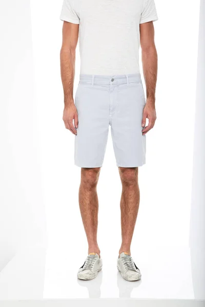 Pantaloni scurți eleganți pentru bărbați pereche cu pantofi albi de lungime a gleznei și fundal alb — Fotografie, imagine de stoc