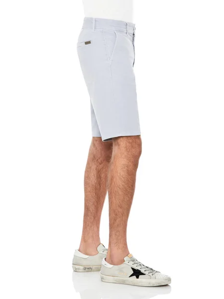 Pantalones cortos elegantes para hombres emparejados con zapatos blancos de la longitud del tobillo y fondo blanco — Foto de Stock