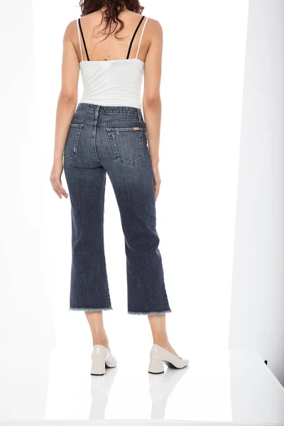 Semi-Sheer Fishnet panty, Jonge vrouwen dragen mini rokken, blauwe strakke jeans met zwarte hakken voor vrouw — Stockfoto