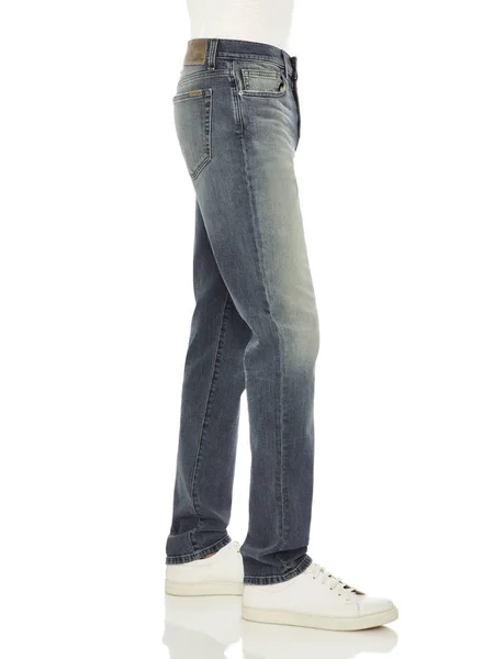 Trendy Slim Fit graue Herren Jeans gepaart mit schwarzen Turnschuhen mit weißem Hintergrund — Stockfoto