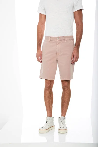 Основные Комфорт Fit Lark Khaki над крашеной хлопчатобумажные шорты, мужские многофункциональные карманные шорты — стоковое фото
