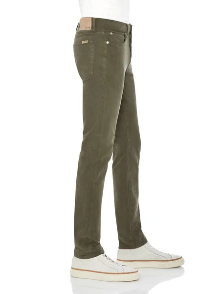 Slim ajuste calças verdes do exército emparelhado com t-shirt branca e tênis brancos com fundo branco — Fotografia de Stock