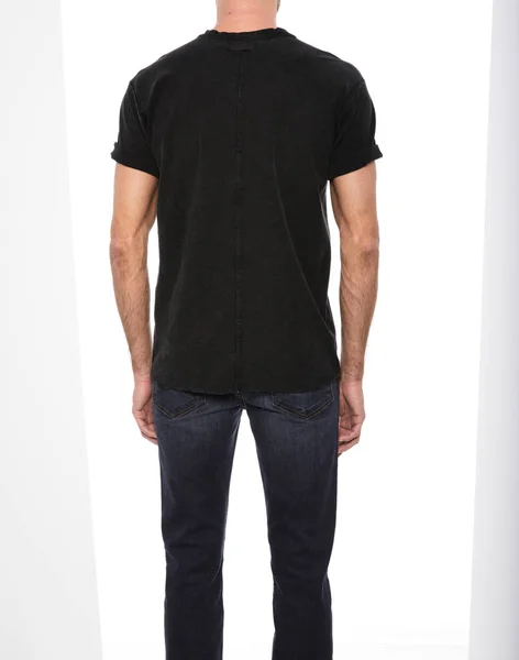 Beyaz arka planda spor ayakkabılı sıradan siyah erkek kotu, çizgili dizli beyaz erkek tişörtü, beyaz arka planda siyah spor ayakkabılarla eşleştirilmiş pantolon.