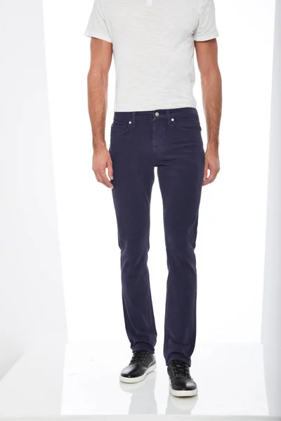 Pantalones vaqueros ajustables regulares ajustados azul oscuro de los hombres con fondo blanco —  Fotos de Stock