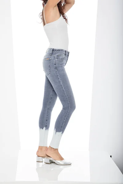 Подвійні чорні джинси - Відпущений опір Цей джинси середнього зросту, супер худі обіймає кожен контур тіла, від стегна до гем-джея, джинси Софі Скінні флоріда супер-синій — стокове фото