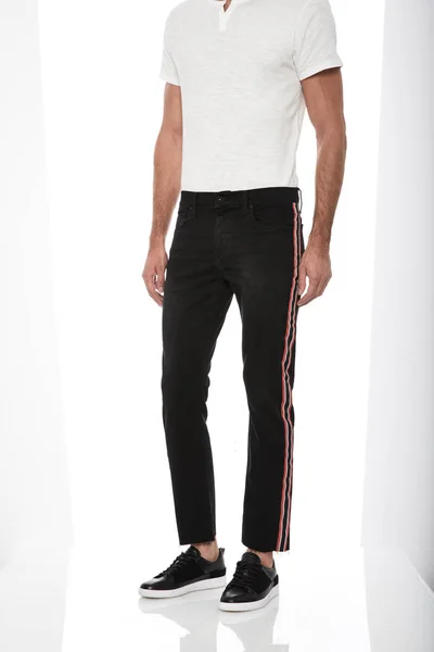 Casual Black smal passform män denim med sneakers med vit bakgrund, klassiska män vit T-shirt med randig knä skära byxor parat med svarta sneakers med vit bakgrund — Stockfoto