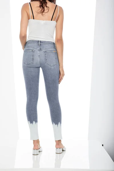 Doppelte schwarze Jeans - verblassbeständig diese Mid-rise Jeans, super Skinny umarmt jede Körperkontur, von der Hüfte bis zum Saum Jeans, Jeans sophie Skinny Florida super hellblau — Stockfoto