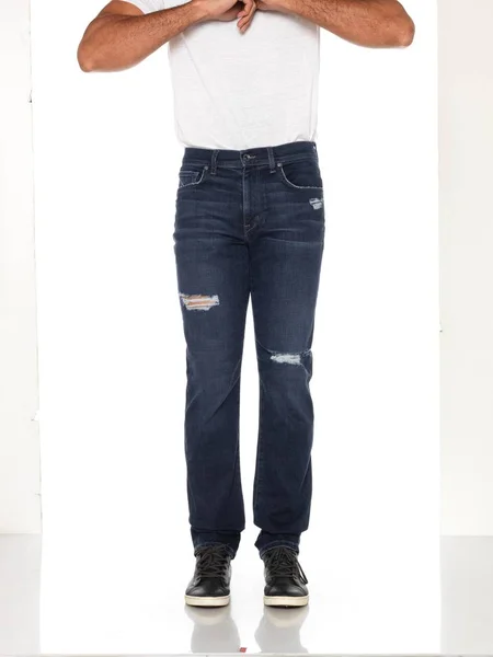 Herren 's normale dehnbare dunkelblaue Slim-Fit Jeans mit weißem Hintergrund — Stockfoto