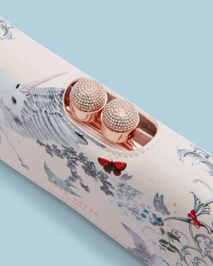 Beyaz arka planı olan zarif çiçek desenli bir çanta.