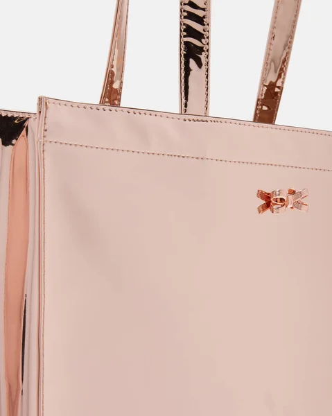 Elegancka różowa torba tote z błyszczącymi ramiączkami z białym tłem — Zdjęcie stockowe