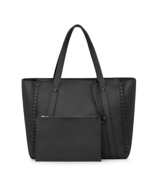 Beyaz arka planda resmi kullanım için zarif siyah çanta beyaz arka planı olan kadınlar için zarif, sade siyah cüzdan. Beyaz arka planda asılı askısı olan kadınlar için klasik siyah sırt çantası