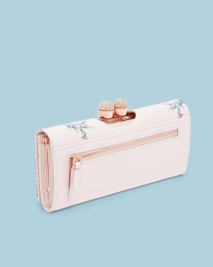 Beyaz arka planı olan zarif çiçek desenli bir çanta.