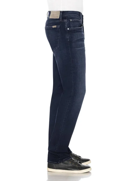 Ανδρική τακτική τεντωμένο σκούρο μπλε Slim Fit Jeans με λευκό φόντο — Φωτογραφία Αρχείου