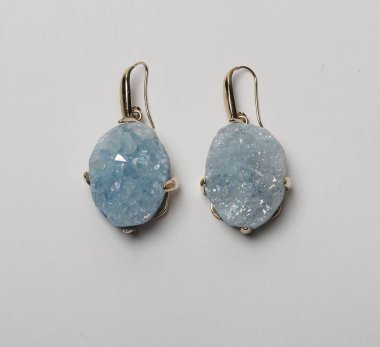 Beyaz arkaplan ile güzel mavi taş küpeler