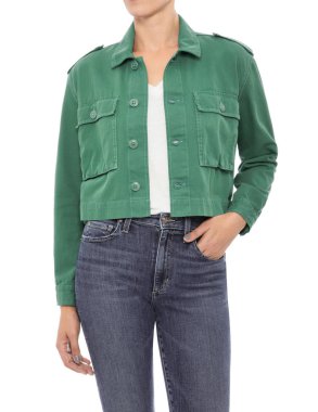 Beyaz tişört ve kot pantolon ile eşleştirilmiş kadınlar için yeşil kot ceket