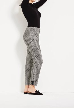 Siyah şortlu uzun bacaklı koşu bandı ayakkabılı kadın enduro Bambu taytlı