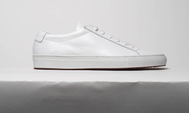 Beyaz zemin ve beyaz arka planda beyaz spor ayakkabılar, beyaz zemin ve beyaz arka planda beyaz spor ayakkabılar.