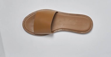 Beyaz arka planı olan kadınlar için kahverengi düz flop.