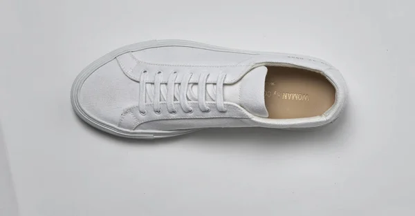 Zapatillas casual blancas para hombre con base blanca con fondo blanco — Foto de Stock