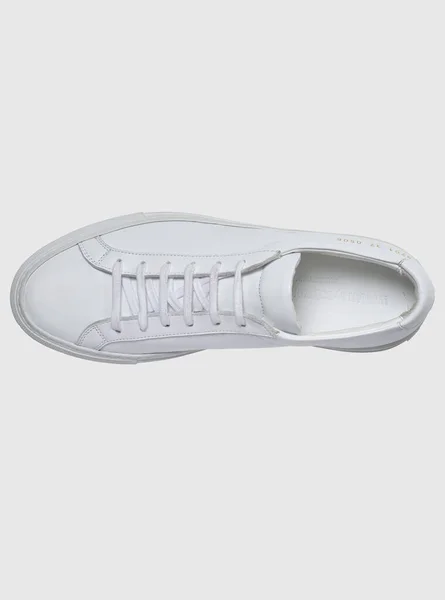 Zapatillas casual blancas para hombre con base blanca con fondo blanco —  Fotos de Stock