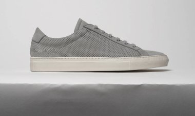 Kahverengi Süet 'teki akıllı, sıradan spor ayakkabılar, Safari botlar ve tüm aile için çöl botları.