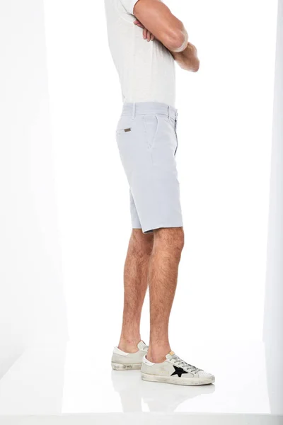 Shorts elegantes para homens emparelhados com sapatos de comprimento do tornozelo branco e fundo branco — Fotografia de Stock