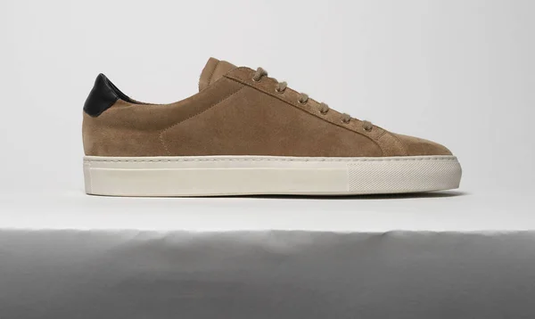 Brun casual sneakers med vit bas och vit bakgrund — Stockfoto