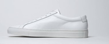 Beyaz arka planlı beyaz tabanlı erkekler için günlük beyaz spor ayakkabılar