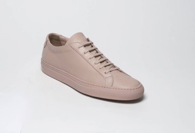 Pembe tabanlı ve beyaz arka planlı güzel pembe spor ayakkabılar.