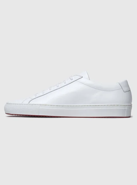 Beyaz zeminli beyaz spor ayakkabıları olan erkekler için günlük beyaz spor ayakkabılar, beyaz zemin olan erkekler için günlük beyaz spor ayakkabılar. — Stok fotoğraf
