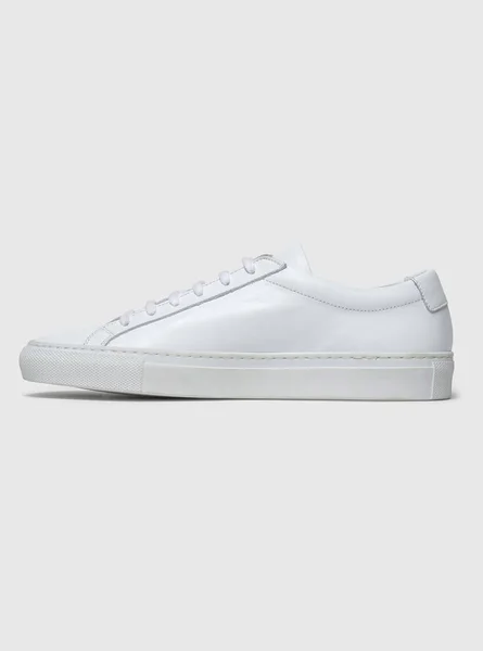 Beyaz arkaplanı beyaz olan erkekler için beyaz spor ayakkabılar — Stok fotoğraf
