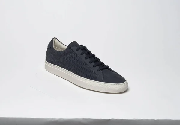 Navy blauwe sneakers met witte basis en witte achtergrond — Stockfoto