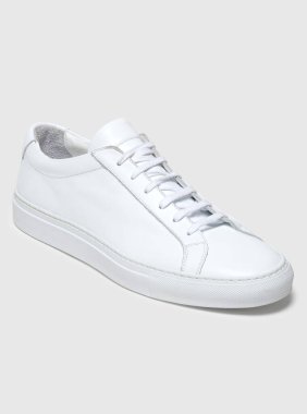 Beyaz zemin ve beyaz arka planda beyaz spor ayakkabılar, beyaz arka planda sade beyaz spor ayakkabılar.