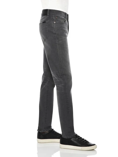 Trendy Slim Fit graue Herren Jeans gepaart mit schwarzen Turnschuhen mit weißem Hintergrund — Stockfoto