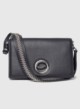 Askıda beyaz arka planlı gümüş zincir desenli klasik siyah askı çantası.