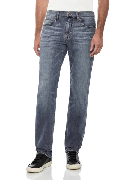 Регулярные растягивающиеся темно-синие узкие джинсы на белом фоне — стоковое фото