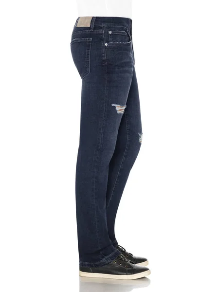 Trendy Slim Fit Blue Men Jeans kombiniert mit schwarzen Turnschuhen mit weißem Hintergrund — Stockfoto