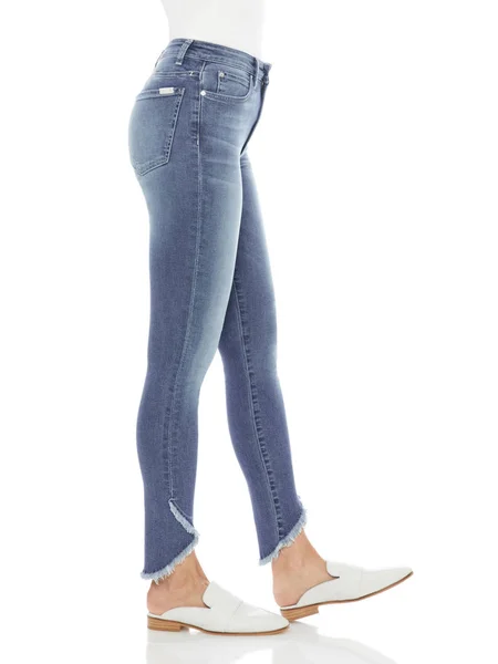 Falte & Clips schlanke hellblaue Jeans für Frauen — Stockfoto