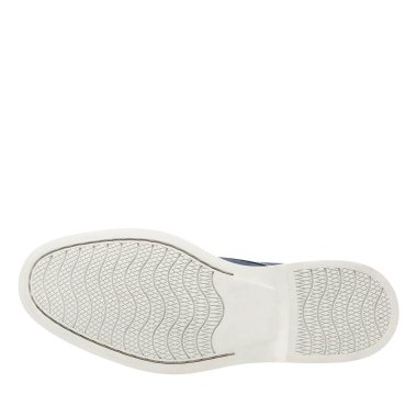 Kahverengi Süet 'teki akıllı, sıradan spor ayakkabılar, Safari botlar ve tüm aile için çöl botları.