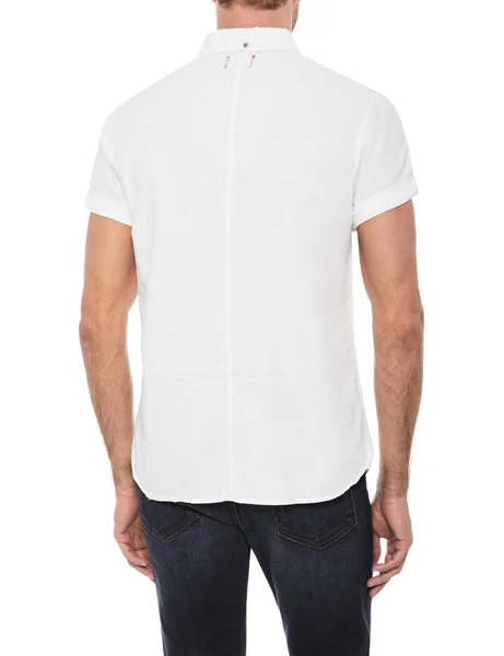 Camisa branca casual básica para homens com linhas horizontais emparelhadas com denim escuro e fundo branco — Fotografia de Stock
