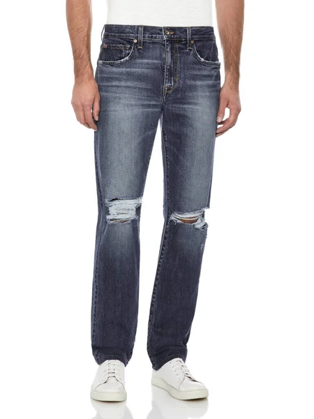 Módní štíhlý fit Modré pánské džíny spárované podél černé tenisky s bílým pozadím — Stock fotografie
