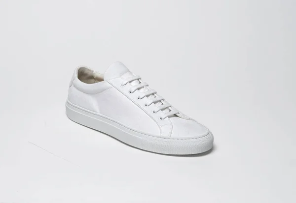 Sneakers casual bianche con base bianca e sfondo bianco, sneakers bianche tinta unita con sfondo bianco — Foto Stock