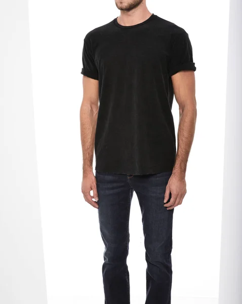 Beyaz arka planda spor ayakkabılı sıradan siyah erkek kotu, çizgili dizli beyaz erkek tişörtü, beyaz arka planda siyah spor ayakkabılarla eşleştirilmiş pantolon.