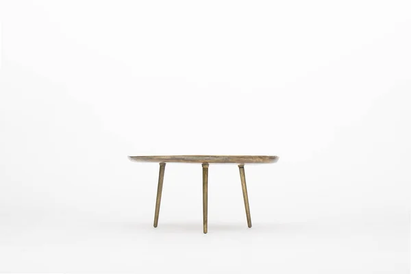 Στρογγυλό τραπέζι με ξύλινα πόδια σε λευκό φόντο — Φωτογραφία Αρχείου