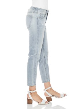 Mavi dar pantolonlu kadın, beyaz topuklu, beyaz arka plan, kadın için beyaz topuklu mavi dar kot, beyaz arka plan