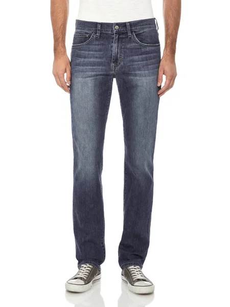 Siyah spor ayakkabıları ve beyaz arka planı olan erkekler için günlük mavi kot