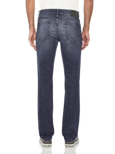 Casual jeans azuis para homens emparelhados com tênis preto e fundo branco — Fotografia de Stock